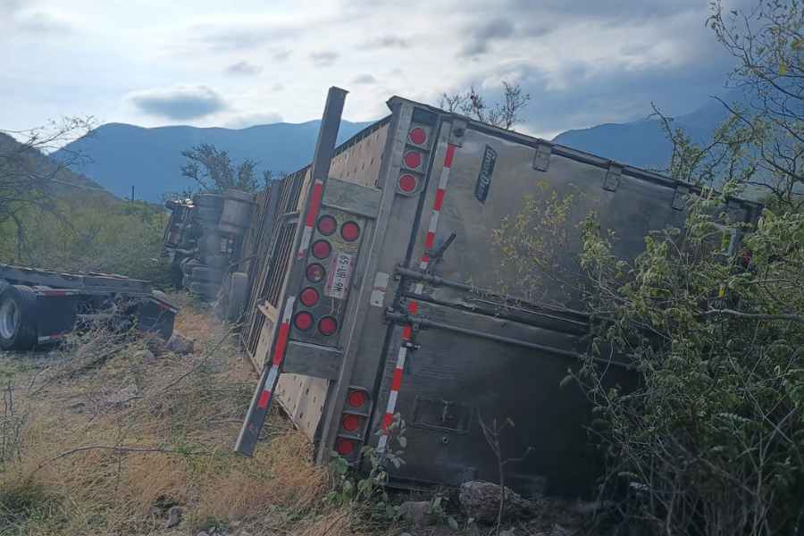 Volcadura a la altura del ejido Monte Redondo (1)