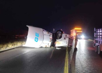 Volcadura de tractocamión en la Carretera Federal 101