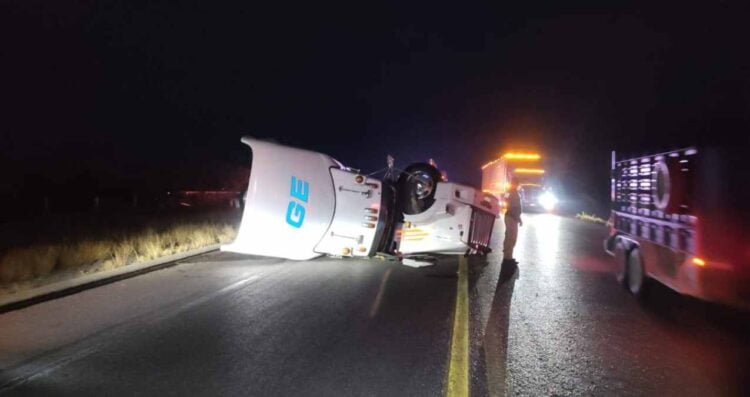 Volcadura de tractocamión en la Carretera Federal 101
