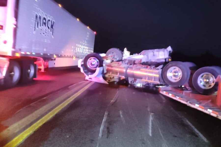 Volcadura de tractocamión en la Carretera Federal 101 (1)