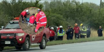 Volcadura deja dos lesionados en Linares