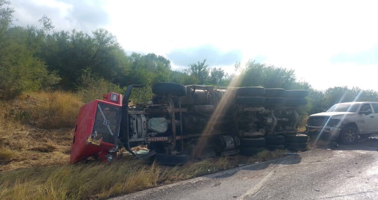 Volcadura en la Carretera Federal 101