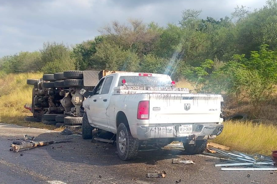 Volcadura en la Carretera Federal 101.1