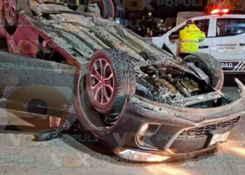 Volcadura frente al Hotel Mediterráneo en Altamira, Tamaulipas, deja automóvil abandonado