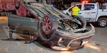 Volcadura frente al Hotel Mediterráneo en Altamira, Tamaulipas, deja automóvil abandonado