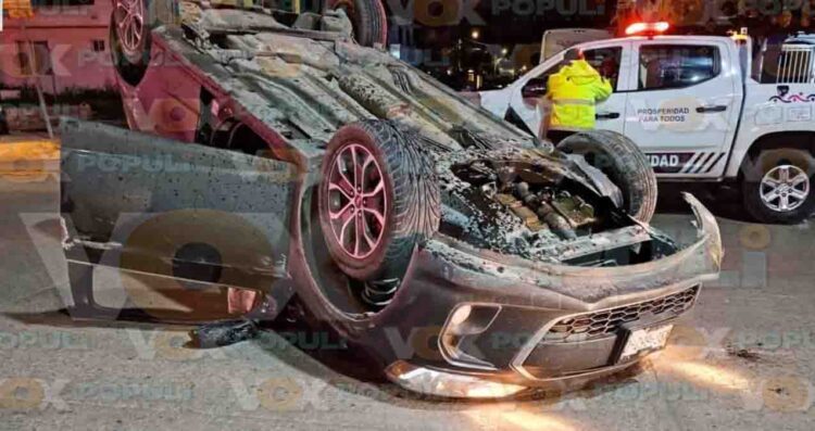 Volcadura frente al Hotel Mediterráneo en Altamira, Tamaulipas, deja automóvil abandonado