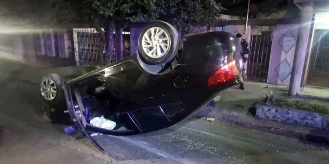 Vuelca automovilista en la colonia 16 de Septiembre