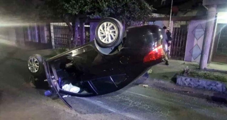 Vuelca automovilista en la colonia 16 de Septiembre