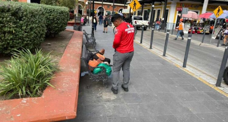auxilian a vagabundo en plaza de Tampico