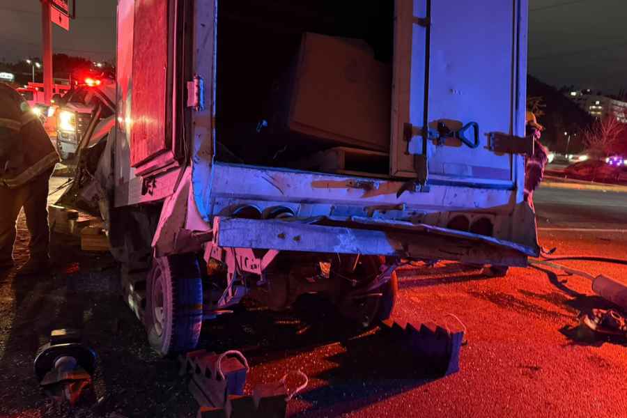 choca camioneta contra poste en Monterrey (1)