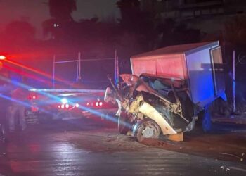 choca camioneta contra poste en Monterrey