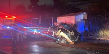 choca camioneta contra poste en Monterrey