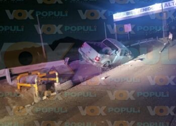 choque de camioneta contra poste en Madero