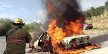 _incendio consume auto en Allende