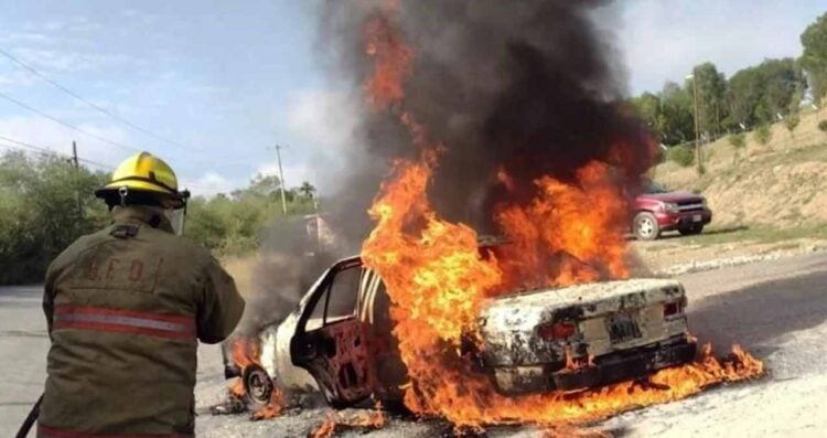 _incendio consume auto en Allende