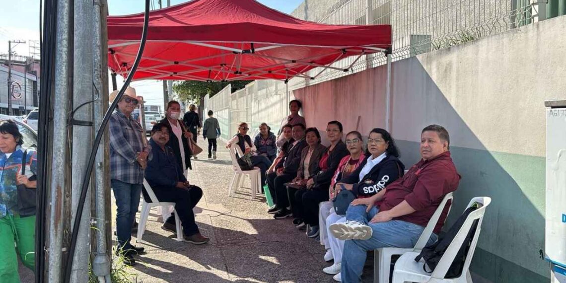 plantón en hospital carlos canseco