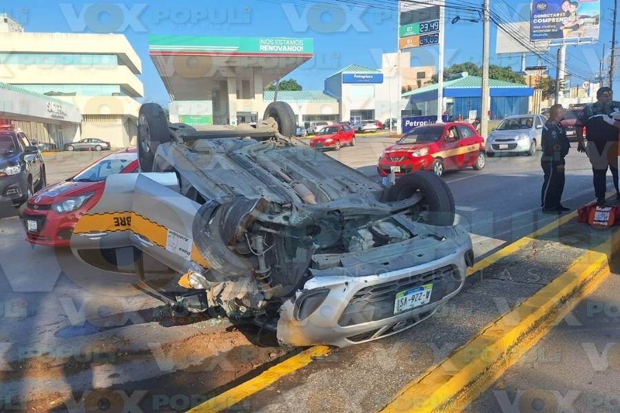 taxi volcado hoy en avenida en Tampico