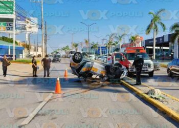 taxi volcado hoy en avenida en Tampico