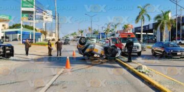 taxi volcado hoy en avenida en Tampico