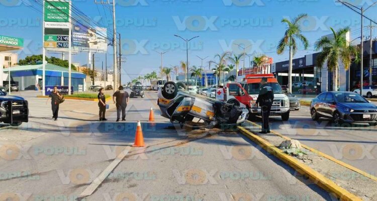 taxi volcado hoy en avenida en Tampico