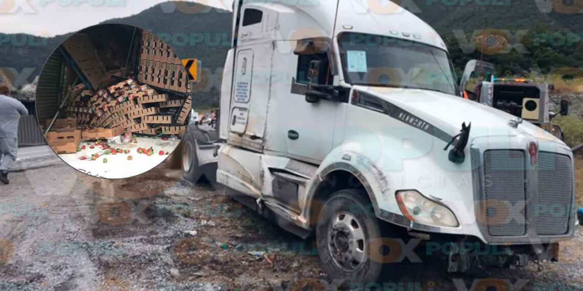 tractocamión con fresas en Rumbo Nuevo