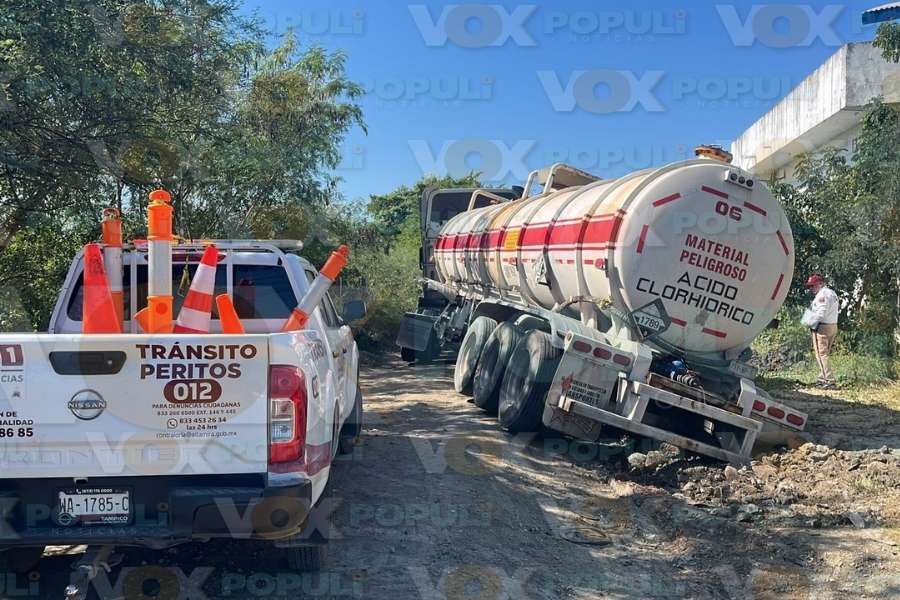 tráiler casi vuelca en Altamira