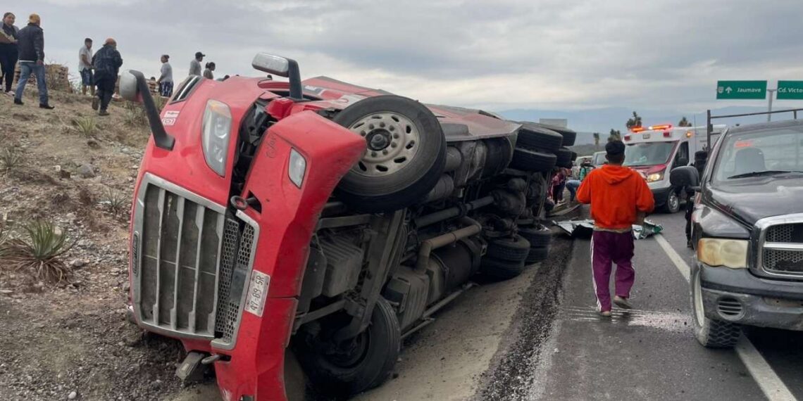 volcadura de tractocamión en Jaumave
