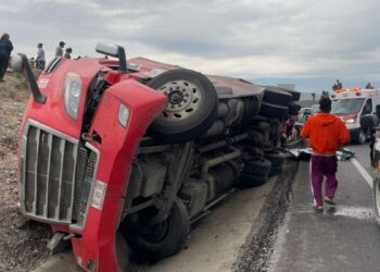 volcadura de tractocamión en Jaumave