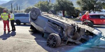 volcadura en la avenida Garza Sada