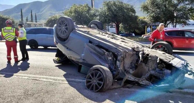 volcadura en la avenida Garza Sada
