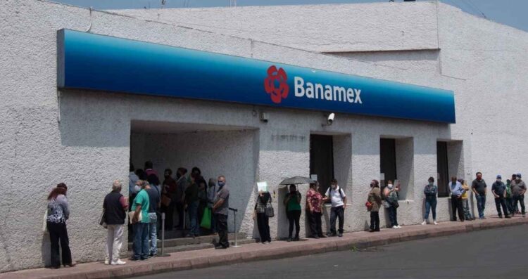 Aprovecha la banca digital para cualquier operación urgente durante los días inhábiles.