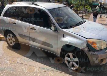 Abuelita se va de reversa, choca y termina sobre la Plaza de la Libertad en Tampico, Tamaulipas
