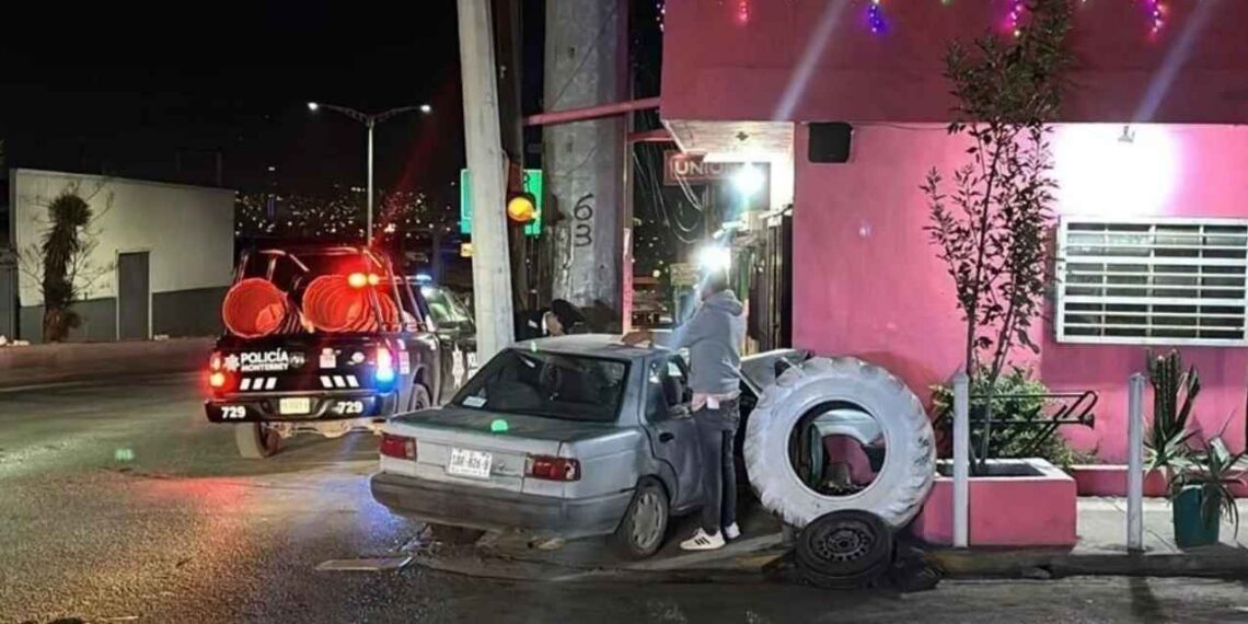 Abuelito queda herido al dormitar al volante e impactarse contra vivienda en Monterrey, NL