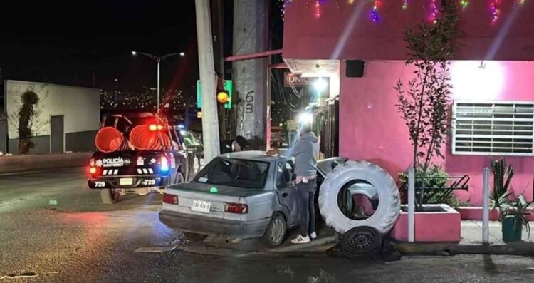 Abuelito queda herido al dormitar al volante e impactarse contra vivienda en Monterrey, NL