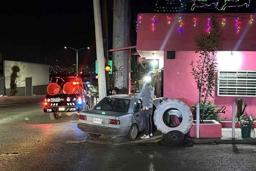 Abuelito queda herido al dormitar al volante e impactarse contra vivienda en Monterrey, NL