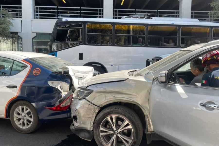 Adulta mayor causa choque por alcance y deja daños materiales en Monterrey, NL