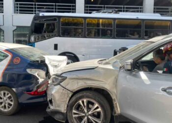 Adulta mayor causa choque por alcance y deja daños materiales en Monterrey, NL