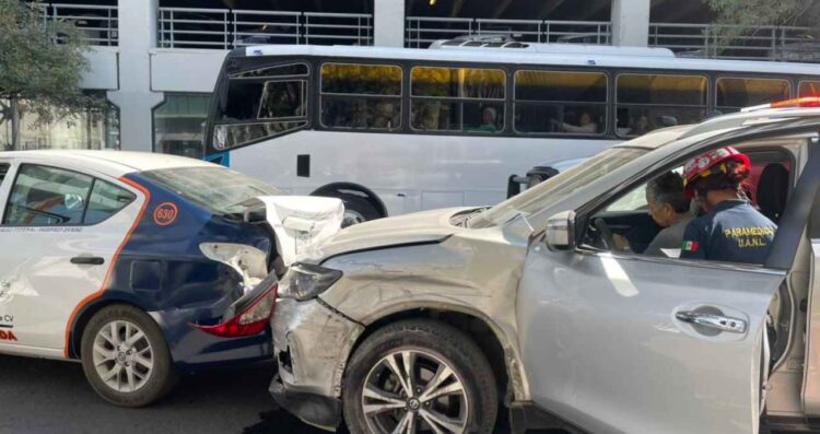 Adulta mayor causa choque por alcance y deja daños materiales en Monterrey, NL