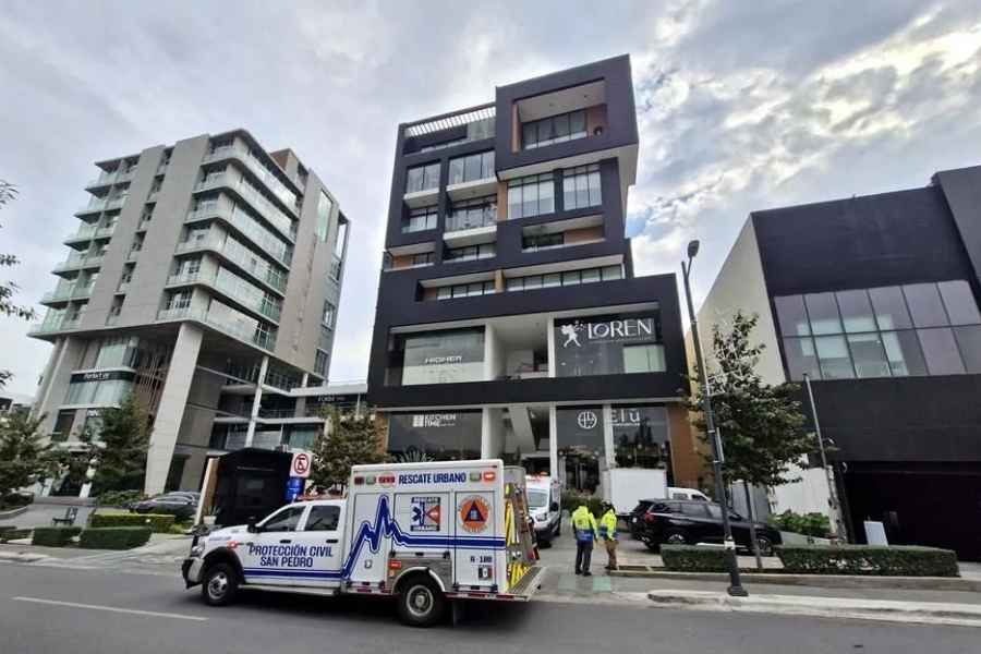 Adulta mayor queda herida al caer de 4 metros en plaza comercial de San Pedro, NL