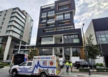 Adulta mayor queda herida al caer de 4 metros en plaza comercial de San Pedro, NL