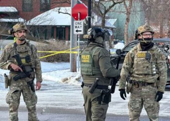 Agente federal mata a una automovilista durante operativo migratorio en Minneapolis