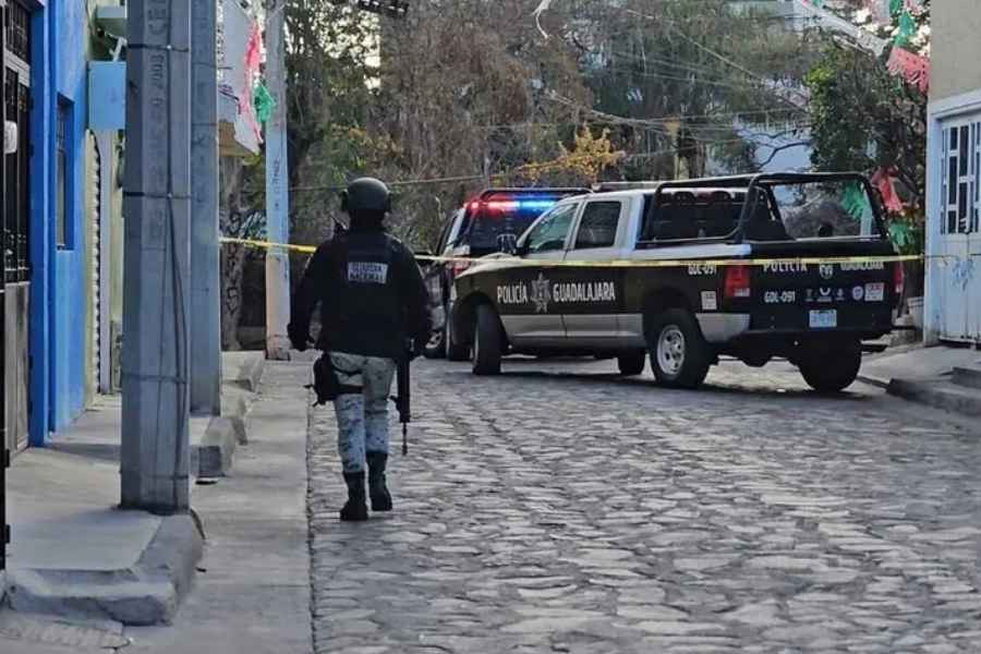 Agentes policiales Investigan el homicidio de un hombre, encontrado con herida de bala en Guadalajara