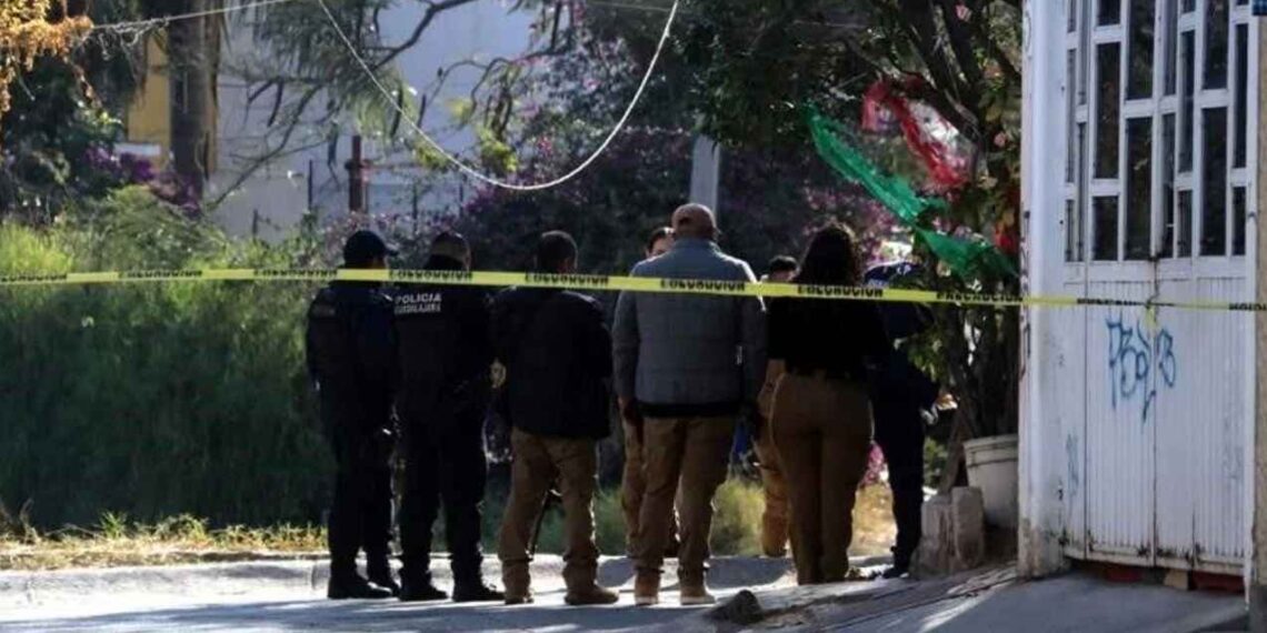 Agentes policiales Investigan el homicidio de un hombre, encontrado con herida de bala en Guadalajara