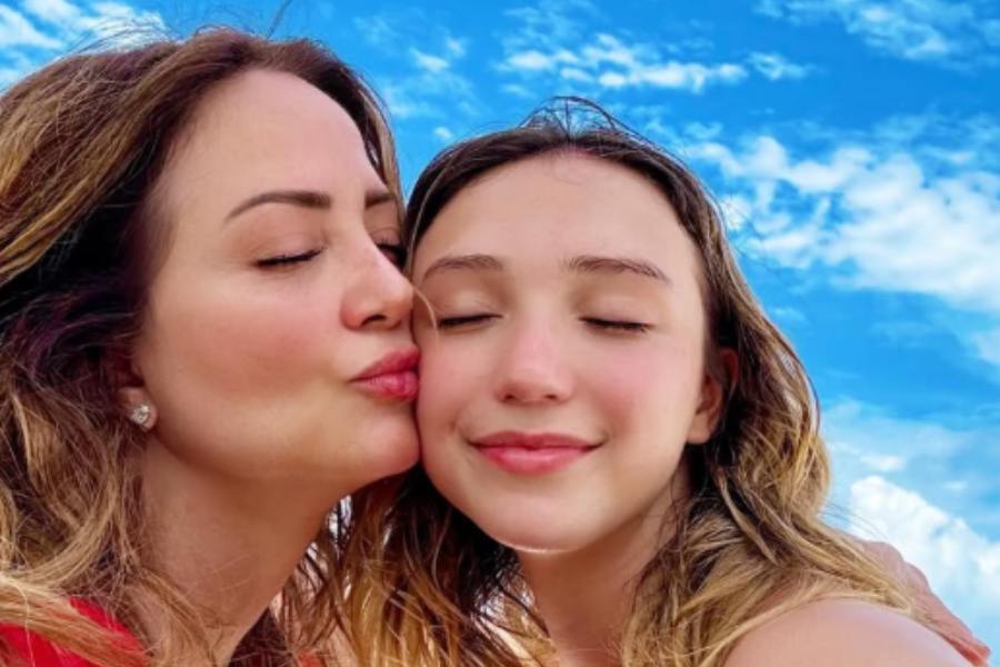 Andrea Legarreta y Erik Rubín celebran juntos los 19 años de su hija Nina en la Polinesia