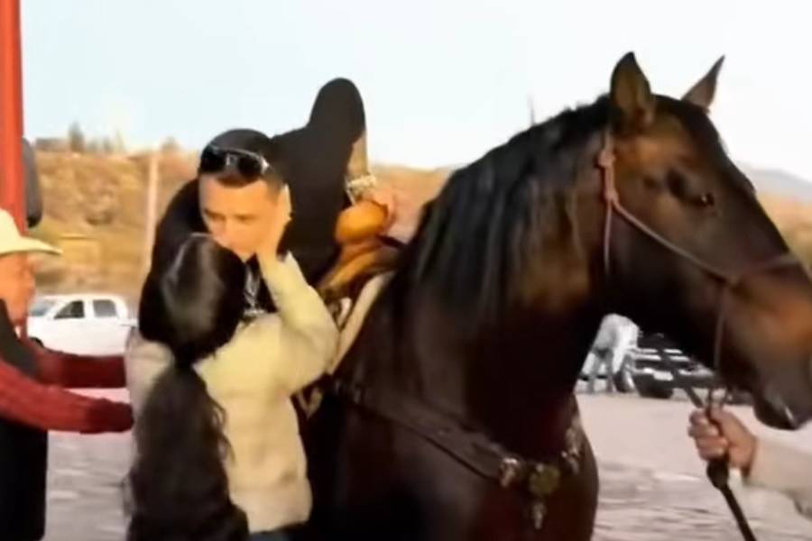 Ángela Aguilar le regala a Christian Nodal su primer caballo