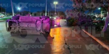 Aparatoso accidente deja auto volcado e inservible en Tampico, Tamaulipas