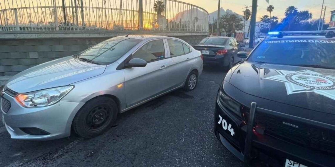 Ataque con piedras deja cuatro vehículos afectados en Monterrey, Nuevo León