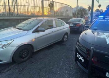 Ataque con piedras deja cuatro vehículos afectados en Monterrey, Nuevo León