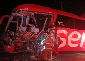 Autobús con pacientes del IMSS choca contra tráiler y deja lesionados en Linares, Nuevo León
