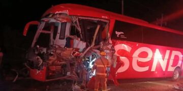 Autobús con pacientes del IMSS choca contra tráiler y deja lesionados en Linares, Nuevo León